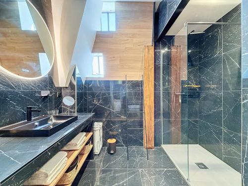 une salle de bain avec un lavabo et une douche dans l'établissement L'Horizon Aixois, à Aix-les-Bains