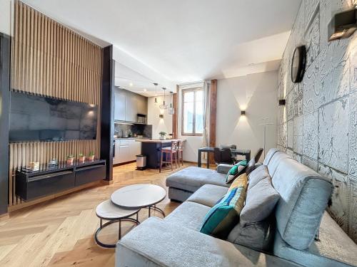 un salon avec un canapé et une table dans l'établissement L'Horizon Aixois, à Aix-les-Bains