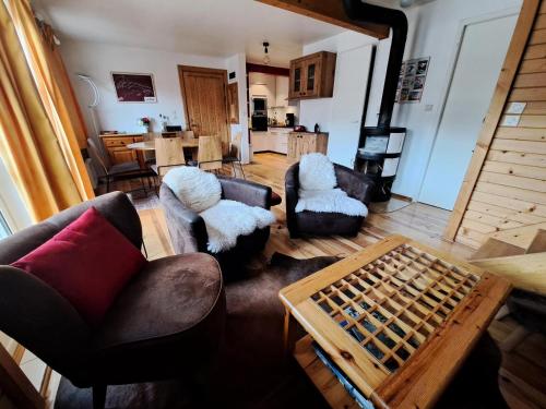 un salon avec des canapés, des chaises et une table dans l'établissement Les Chalets de Flaine Hameau - maeva Home - Chalet 4 Pièces 8 Personnes - Sélection MAE-3391, à Flaine