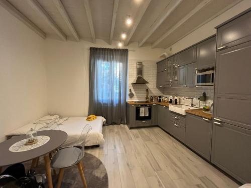 Authentic Milan Ringhiera House near Metro