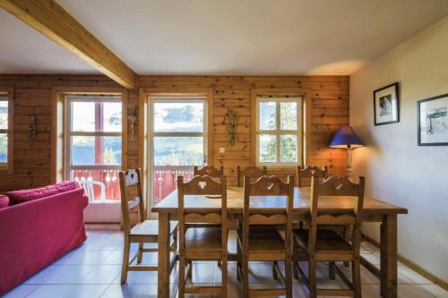 une salle à manger avec une table et des chaises en bois dans l'établissement Les Chalets de Flaine Hameau - maeva Home - Chalet 3 Pièces 8 Personnes - Confort MAE-3392, à Flaine