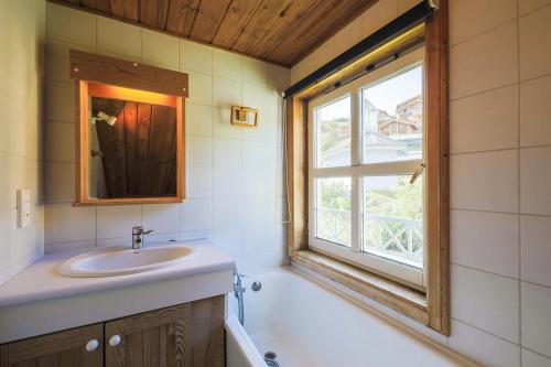 une salle de bain avec un lavabo et une fenêtre dans l'établissement Les Chalets de Flaine Hameau - maeva Home - Chalet 3 Pièces 8 Personnes - Confort MAE-3392, à Flaine