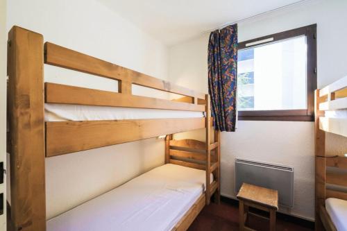 une chambre avec deux lits superposés et une fenêtre dans l'établissement Résidence Pégase - maeva Home - Appartement 3 pièces 8 personnes Confort MAE-3481, à Flaine