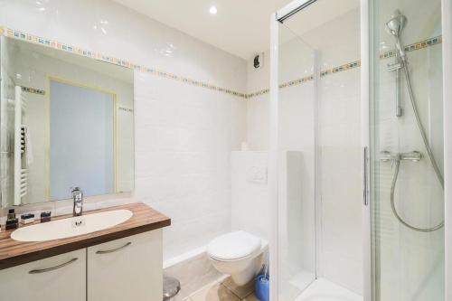 une salle de bain avec une douche, un lavabo et des toilettes dans l'établissement Résidence Pégase - maeva Home - Appartement 3 pièces 8 personnes Confort MAE-3481, à Flaine
