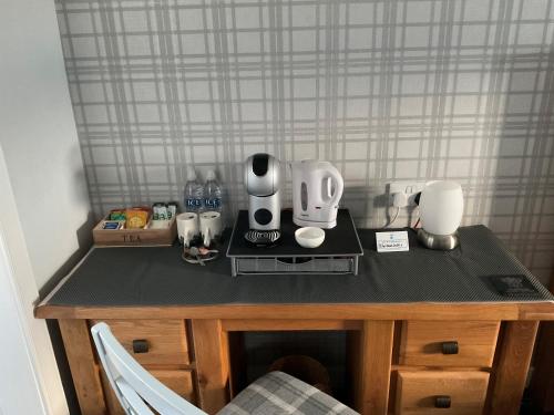 Příslušenství pro přípravu čaje a kávy v ubytování Glenshee Guest House