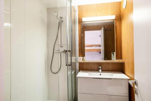 y baño con ducha y lavamanos. en Résidence Andromède - maeva Home - Studio 4 personnes Confort 16, en Flaine