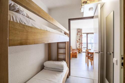 1 dormitorio con literas y comedor en Résidence Andromède - maeva Home - Studio 4 personnes Confort 16, en Flaine