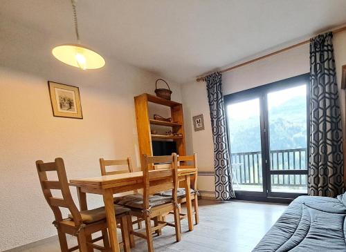 une salle à manger avec une table et des chaises et un balcon dans l'établissement Résidence Andromède - maeva Home - Studio 4 Personnes - Confort MAE-3649, à Flaine