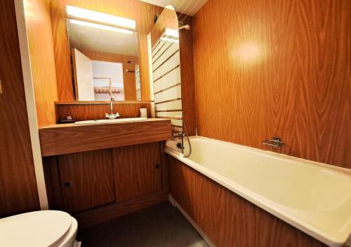 une salle de bain avec une baignoire, un lavabo et des toilettes dans l'établissement Résidence Andromède - maeva Home - Studio 4 Personnes - Confort MAE-3649, à Flaine