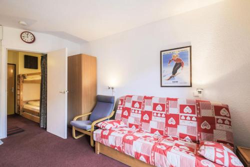 Cette chambre comprend un canapé, un lit et un réveil. dans l'établissement Résidence Andromède - maeva Home - Studio 4 Personnes - Confort MAE-3650, à Flaine