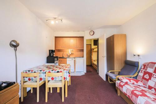 une pièce avec une table et des chaises et une cuisine dans l'établissement Résidence Andromède - maeva Home - Studio 4 Personnes - Confort MAE-3650, à Flaine