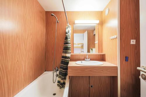 une salle de bain avec un lavabo et une baignoire dans l'établissement Résidence Andromède - maeva Home - Studio 4 Personnes - Confort MAE-3650, à Flaine