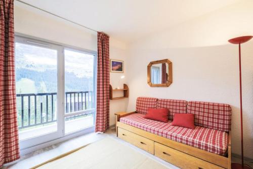 un salon avec un canapé et une grande fenêtre dans l'établissement Résidence Andromède - maeva Home - Studio 4 Personnes - Confort MAE-3651, à Flaine