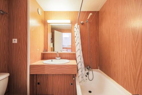 une salle de bain avec un lavabo et une baignoire dans l'établissement Résidence Andromède - maeva Home - Studio 4 Personnes - Confort MAE-3651, à Flaine