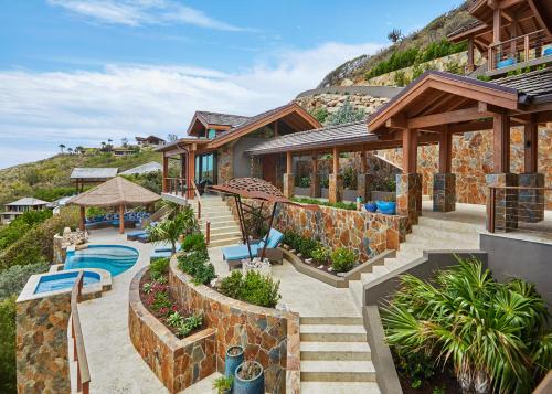 Außenansicht eines Hauses mit Swimmingpool in der Unterkunft Oil Nut Bay in Virgin Gorda