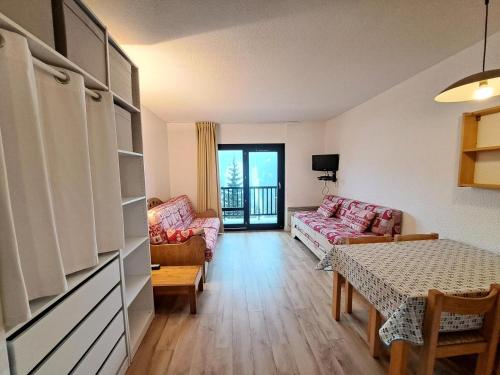 un salon avec un canapé et une table dans l'établissement Résidence Andromède - maeva Home - Studio 4 Personnes - Budget MAE-3652, à Flaine