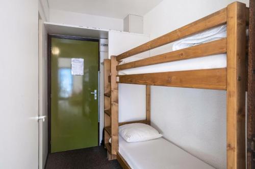 Cette chambre dispose de lits superposés avec 2 lits superposés et une porte. dans l'établissement Résidence Andromède - maeva Home - Studio 4 Personnes - Budget MAE-3652, à Flaine