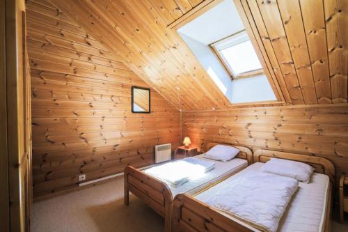 une chambre avec un lit dans une pièce en bois dans l'établissement Les Chalets de Flaine Hameau - maeva Home - Chalet 3 Pièces 8 Personnes - Confort MAE-3654, à Flaine