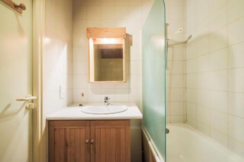une salle de bain avec un lavabo et une baignoire dans l'établissement Les Chalets de Flaine Hameau - maeva Home - Chalet 3 Pièces 8 Personnes - Confort MAE-3654, à Flaine