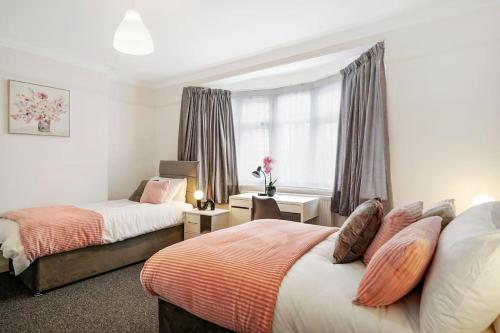 Säng eller sängar i ett rum på 2 Bed Garden Flat Sleeps 6 Close to Brixton