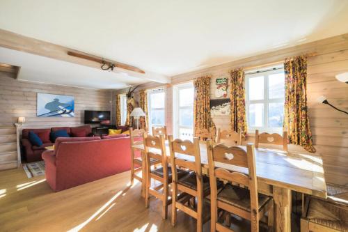 un salon avec une table, des chaises et un canapé dans l'établissement Les Chalets de Flaine Hameau - maeva Home - Chalet 7 Pièces 12 Personnes - Sélection MAE-3656, à Flaine