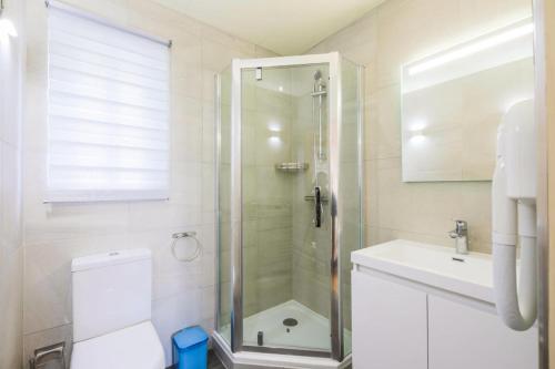 une salle de bain avec une douche, des toilettes et un lavabo dans l'établissement Les Chalets de Flaine Hameau - maeva Home - Chalet 5 Pièces 8 Personnes - Prestige MAE-3655, à Flaine