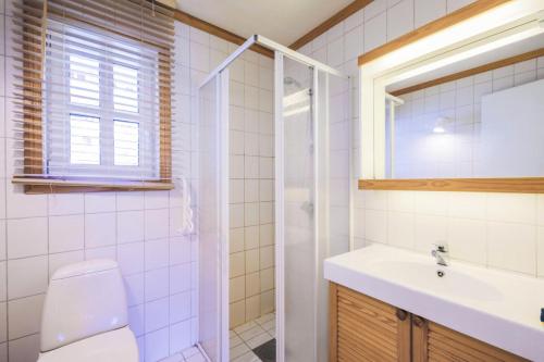 une salle de bain avec toilettes, lavabo et douche dans l'établissement Les Chalets de Flaine Hameau - maeva Home - Chalet 5 Pièces 8 Personnes - Confort MAE-3661, à Flaine