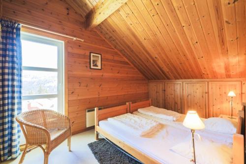 une chambre avec un lit dans une cabane en bois dans l'établissement Les Chalets de Flaine Hameau - maeva Home - Chalet 5 Pièces 8 Personnes - Confort MAE-3661, à Flaine
