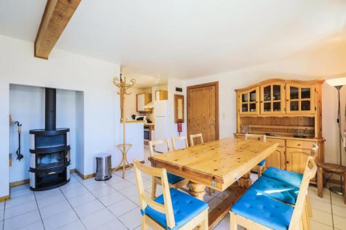 une cuisine et une salle à manger avec une table et des chaises en bois dans l'établissement Les Chalets de Flaine Hameau - maeva Home - Chalet 4 Pièces 8 Personnes - Confort MAE-3662, à Flaine