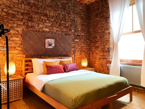 - une chambre avec un lit et un mur en briques dans l'établissement Entire Apartment with Amazing Seaview Terrace Near Galata Tower, à Istanbul