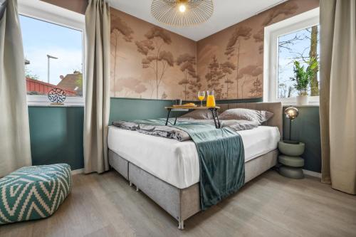 um quarto com uma cama e uma janela em NEU! Design-FeWo Heidetraum em Bad Fallingbostel