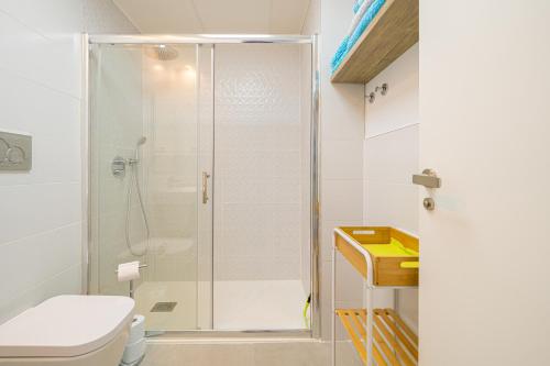 a bathroom with a shower and a toilet at Tortuga Marina in San Juan de los Terreros