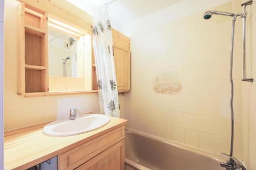 une salle de bain avec un lavabo et une baignoire dans l'établissement Résidence Arche - maeva Home - Appartement 2 Pièces 6 Personnes - Confort MAE-3694, à Arâches-la-Frasse