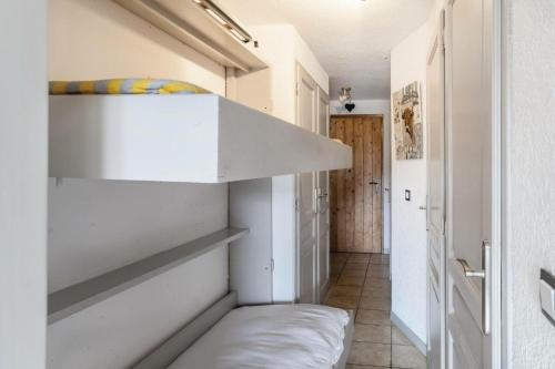 - un petit couloir avec un lit dans une chambre dans l'établissement Résidence Arche - maeva Home - Studio 4 Personnes - Confort MAE-3692, à Arâches-la-Frasse