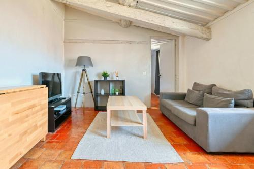 uma sala de estar com um sofá e uma mesa em Prêcheurs furnished flat em Aix-en-Provence