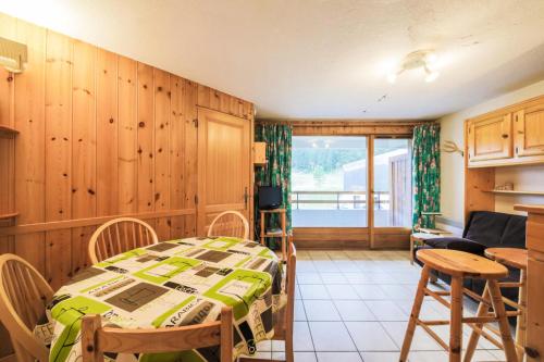 une chambre avec un lit, une table et des chaises dans l'établissement Résidence Arche - maeva Home - Appartement 2 Pièces 6 Personnes - Confort MAE-3696, à Arâches-la-Frasse