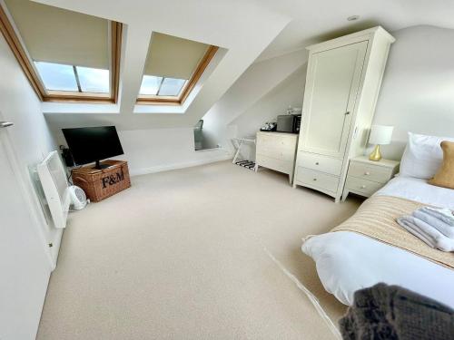 Ένα ή περισσότερα κρεβάτια σε δωμάτιο στο Bright Quiet Loft Room Ensuite Serene Clapham Area