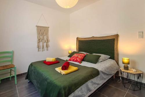 une chambre avec un grand lit avec des oreillers dessus dans l'établissement Villa 3 chambres avec piscine, à Saint-Laurent-dʼAigouze