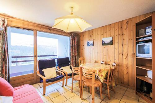 - un salon avec une table et des chaises offrant une vue dans l'établissement Résidence Arche - maeva Home - Studio 4 Personnes - Confort MAE-3697, à Arâches-la-Frasse