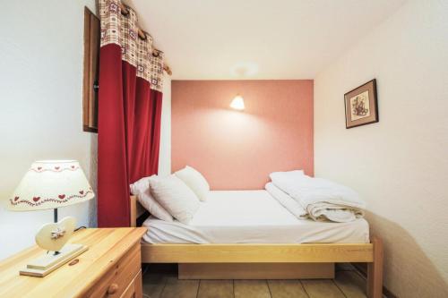 une petite chambre avec un lit et un bureau dans l'établissement Résidence Arche - maeva Home - Studio 4 Personnes - Confort MAE-3697, à Arâches-la-Frasse