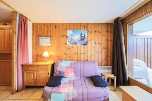 une pièce avec une chaise violette, une table et un bureau dans l'établissement Résidence Arche - maeva Home - Studio 4 Personnes - Confort MAE-3695, à Arâches-la-Frasse