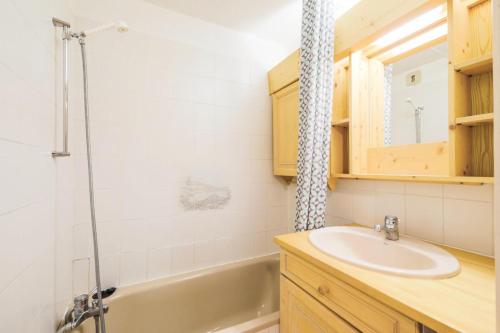 une salle de bain avec un lavabo et une baignoire dans l'établissement Résidence Arche - maeva Home - Studio 4 Personnes - Confort MAE-3695, à Arâches-la-Frasse