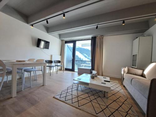 un salon avec un canapé et une table dans l'établissement Résidence Aldébaran - maeva Home - Appartement 2 Pièces 6 Personnes - Prestige MAE-3791, à Arâches-la-Frasse