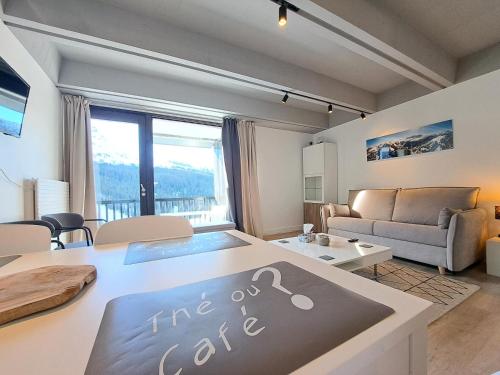 un salon avec un panneau de code d'incendie sur une table dans l'établissement Résidence Aldébaran - maeva Home - Appartement 2 Pièces 6 Personnes - Prestige MAE-3791, à Arâches-la-Frasse