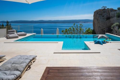 una piscina con vista sull'acqua di Seaview villa Agata with heated infinity pool a Lokva Rogoznica