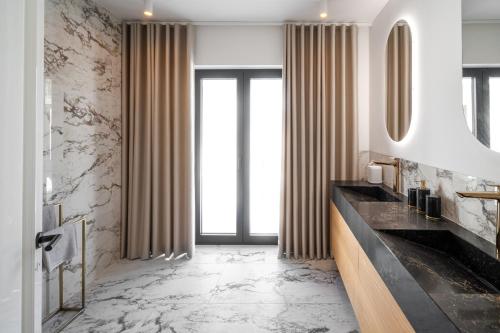 Kuchyň nebo kuchyňský kout v ubytování Seaview villa Agata with heated infinity pool