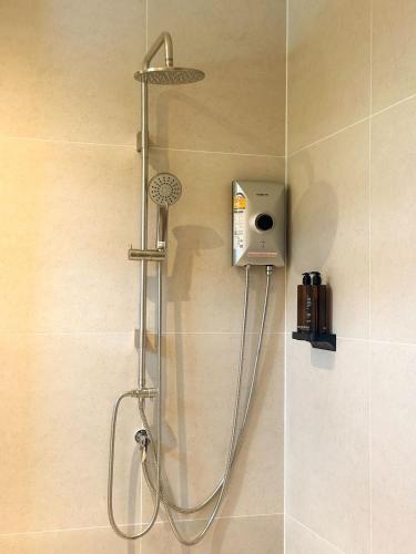 eine Dusche mit Duschkopf im Badezimmer in der Unterkunft Botanic Boutique Hotel Surin Beach in Strand Bang Tao