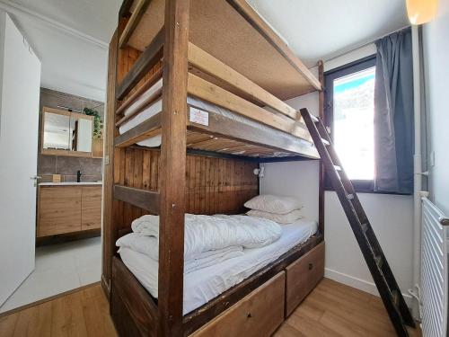 1 Schlafzimmer mit 2 Etagenbetten in einem Zimmer in der Unterkunft Résidence Aldébaran - maeva Home - Studio 4 personnes - Confort 99 in Arâches-la-Frasse