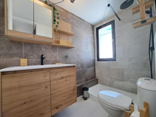 ein Bad mit einem WC und einem Waschbecken in der Unterkunft Résidence Aldébaran - maeva Home - Studio 4 personnes - Confort 99 in Arâches-la-Frasse