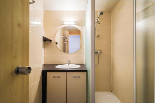 une salle de bain avec un lavabo, un miroir et une douche dans l'établissement Résidence Castor - maeva Home - Appartement 2 Pièces 6 Personnes - Confort MAE-3847, à Arâches-la-Frasse
